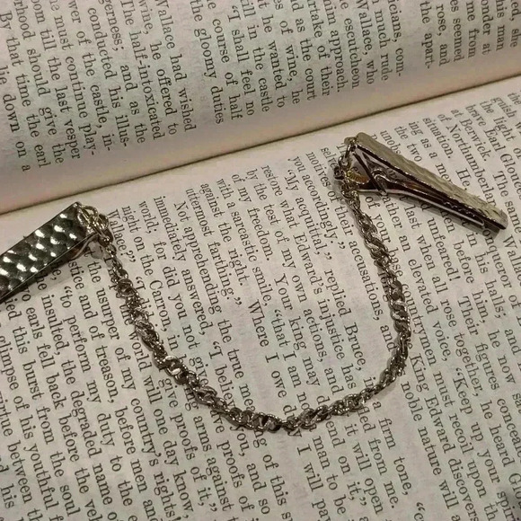 Vintage goldtone sweater clips - Picture 8 of 9